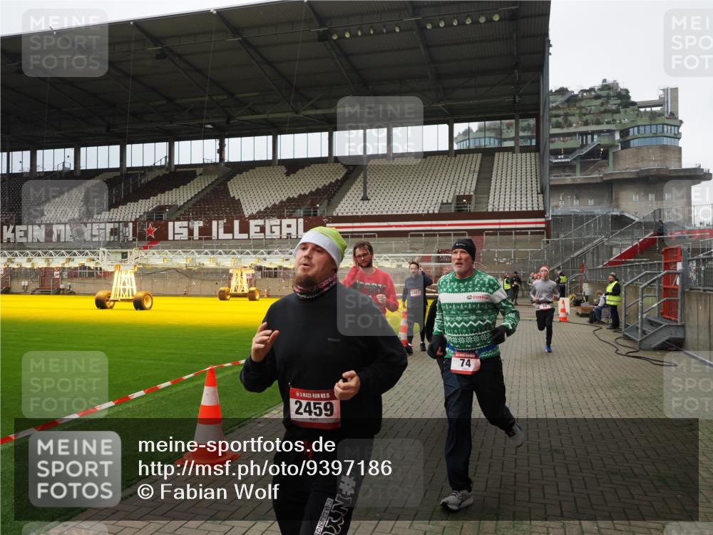 07.12.2025 - St. Pauli X-Mass-Run No. 15 Fabian Wolf http://msf.ph/oto/9397186 07.12.2025 10:43:34 Ziel 74, 84, 559, 706, 2459, 2487, 2647, 3022, 3038, 3226, 3237, 4104 meine-sportfotos.de