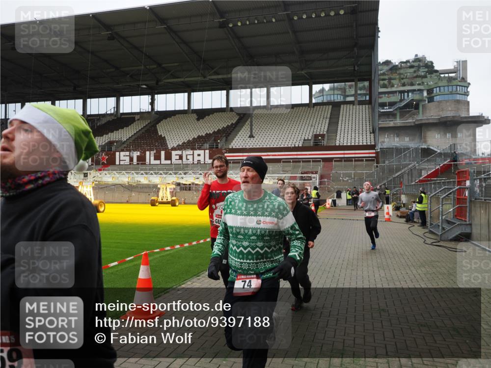 07.12.2025 - St. Pauli X-Mass-Run No. 15 Fabian Wolf http://msf.ph/oto/9397188 07.12.2025 10:43:35 Ziel 74, 84, 559, 706, 2459, 2487, 2647, 3022, 3038, 3226, 3237, 4104 meine-sportfotos.de