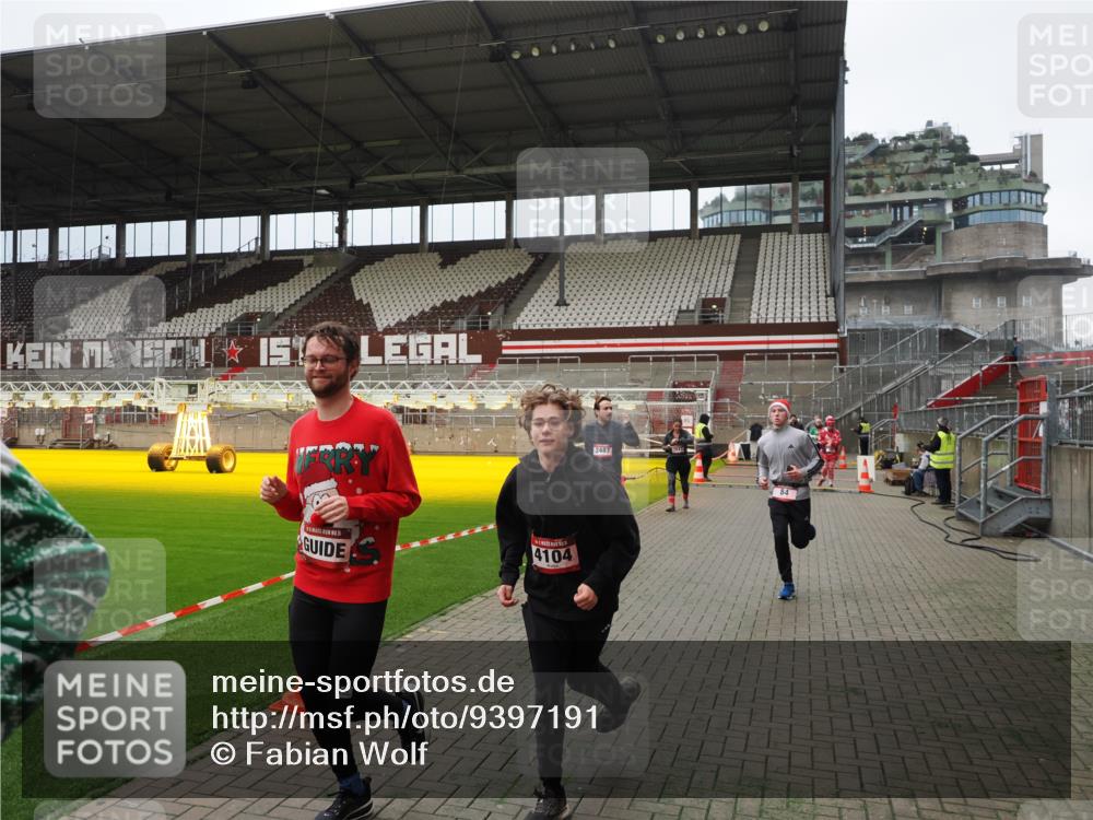 07.12.2025 - St. Pauli X-Mass-Run No. 15 Fabian Wolf http://msf.ph/oto/9397191 07.12.2025 10:43:35 Ziel 74, 84, 559, 706, 2459, 2487, 2647, 3022, 3038, 3226, 3237, 4104 meine-sportfotos.de