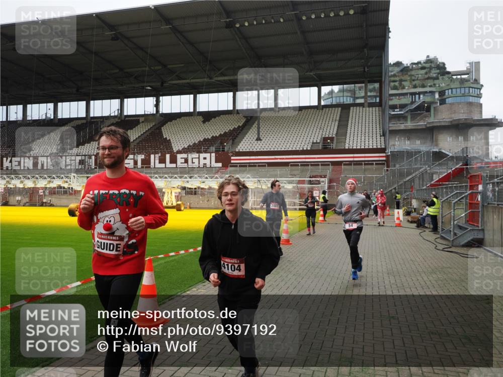 07.12.2025 - St. Pauli X-Mass-Run No. 15 Fabian Wolf http://msf.ph/oto/9397192 07.12.2025 10:43:35 Ziel 74, 84, 559, 706, 2459, 2487, 2647, 3022, 3038, 3226, 3237, 4104 meine-sportfotos.de