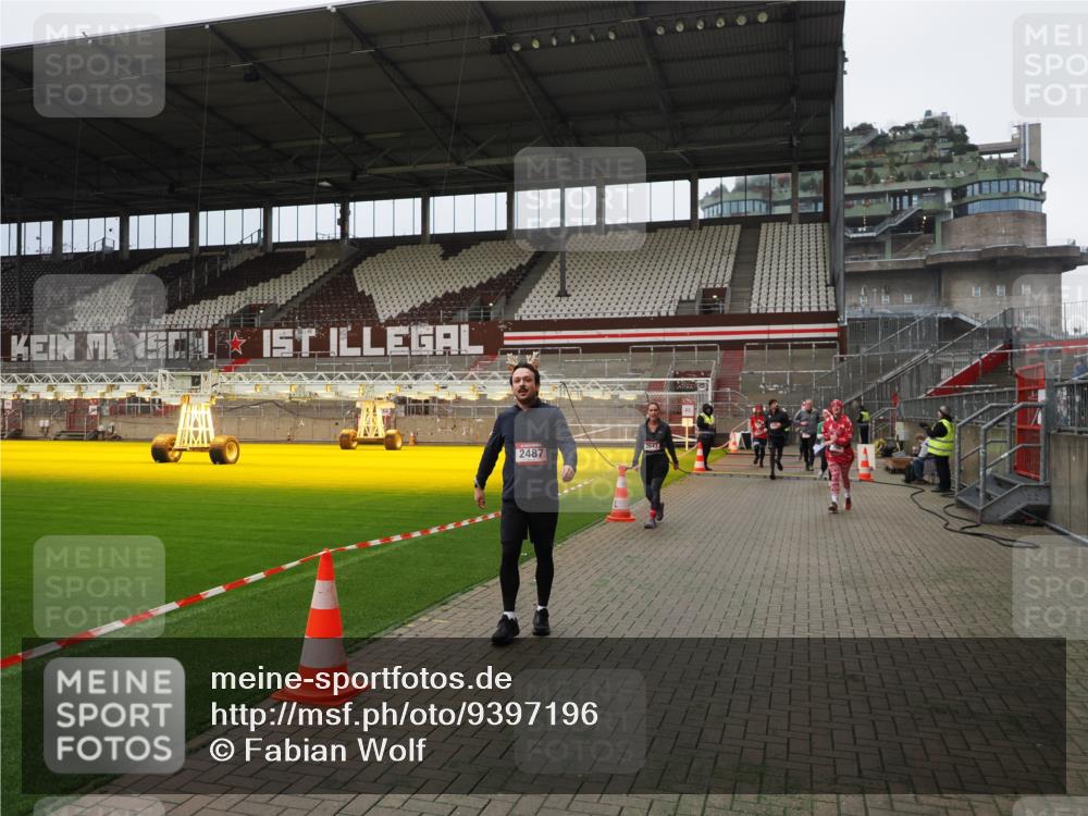 07.12.2025 - St. Pauli X-Mass-Run No. 15 Fabian Wolf http://msf.ph/oto/9397196 07.12.2025 10:43:38 Ziel 74, 84, 559, 706, 1913, 2459, 2487, 2647, 2767, 3022, 3226, 3237, 4095, 4096, 4104 meine-sportfotos.de