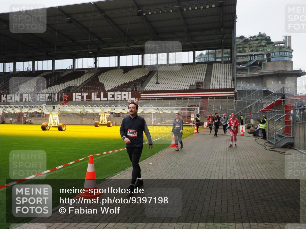 07.12.2025 - St. Pauli X-Mass-Run No. 15 Fabian Wolf http://msf.ph/oto/9397198 07.12.2025 10:43:39 Ziel 74, 84, 559, 706, 1913, 2459, 2487, 2647, 2767, 3100, 3226, 3237, 4095, 4096, 4104 meine-sportfotos.de