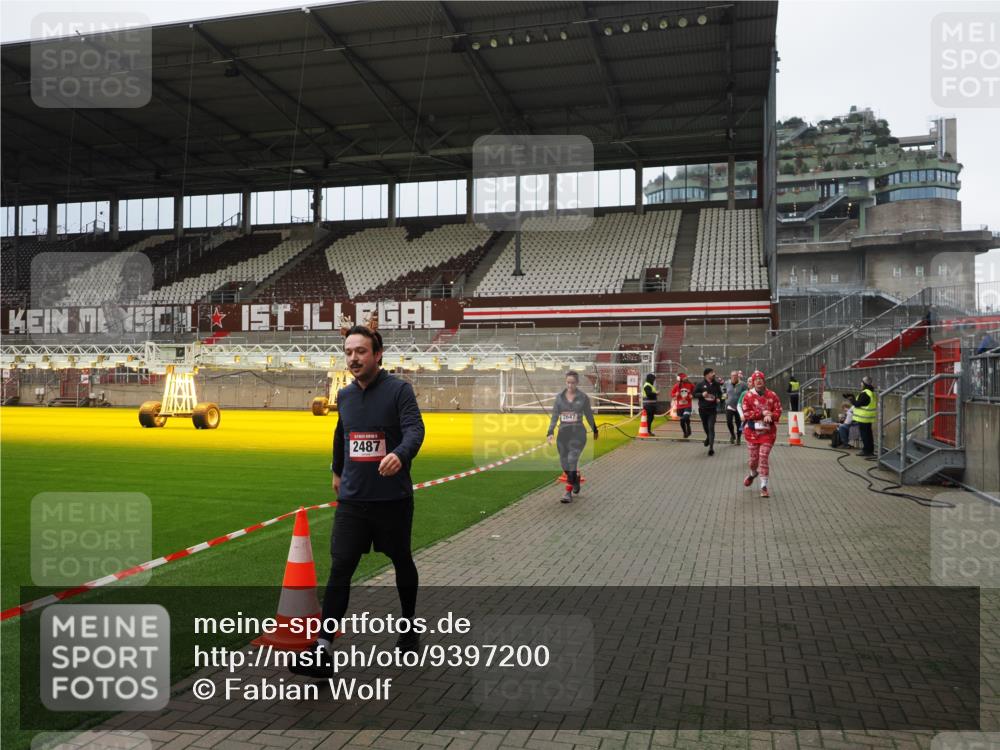 07.12.2025 - St. Pauli X-Mass-Run No. 15 Fabian Wolf http://msf.ph/oto/9397200 07.12.2025 10:43:39 Ziel 74, 84, 559, 706, 1913, 2459, 2487, 2647, 2767, 3100, 3226, 3237, 4095, 4096, 4104 meine-sportfotos.de