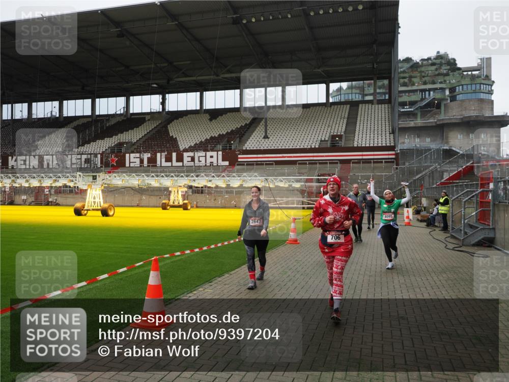 07.12.2025 - St. Pauli X-Mass-Run No. 15 Fabian Wolf http://msf.ph/oto/9397204 07.12.2025 10:43:42 Ziel 74, 84, 559, 706, 1913, 2459, 2487, 2647, 2767, 3100, 3226, 3237, 4095, 4096, 4104 meine-sportfotos.de