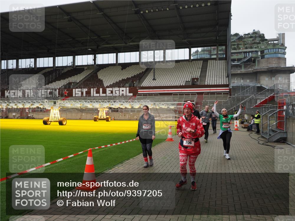 07.12.2025 - St. Pauli X-Mass-Run No. 15 Fabian Wolf http://msf.ph/oto/9397205 07.12.2025 10:43:42 Ziel 74, 84, 559, 706, 1913, 2459, 2487, 2647, 2767, 3100, 3226, 3237, 4095, 4096, 4104 meine-sportfotos.de