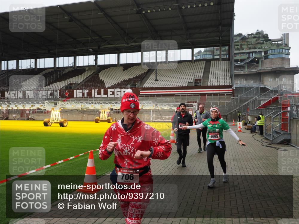 07.12.2025 - St. Pauli X-Mass-Run No. 15 Fabian Wolf http://msf.ph/oto/9397210 07.12.2025 10:43:43 Ziel 74, 84, 559, 706, 1913, 2459, 2487, 2647, 2767, 3100, 3226, 3237, 4095, 4096, 4104 meine-sportfotos.de