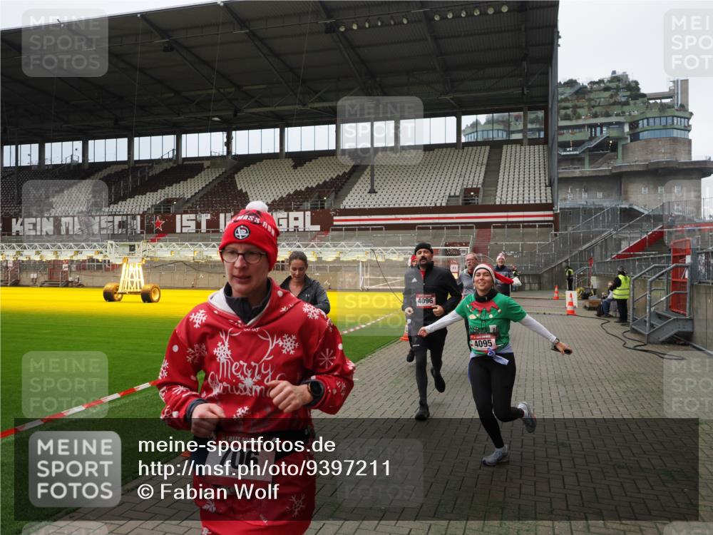 07.12.2025 - St. Pauli X-Mass-Run No. 15 Fabian Wolf http://msf.ph/oto/9397211 07.12.2025 10:43:43 Ziel 74, 84, 559, 706, 1913, 2459, 2487, 2647, 2767, 3100, 3226, 3237, 4095, 4096, 4104 meine-sportfotos.de
