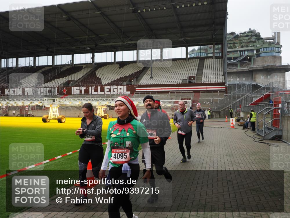 07.12.2025 - St. Pauli X-Mass-Run No. 15 Fabian Wolf http://msf.ph/oto/9397215 07.12.2025 10:43:44 Ziel 74, 84, 559, 706, 1913, 2459, 2487, 2647, 2767, 3100, 3226, 3237, 4095, 4096, 4104 meine-sportfotos.de