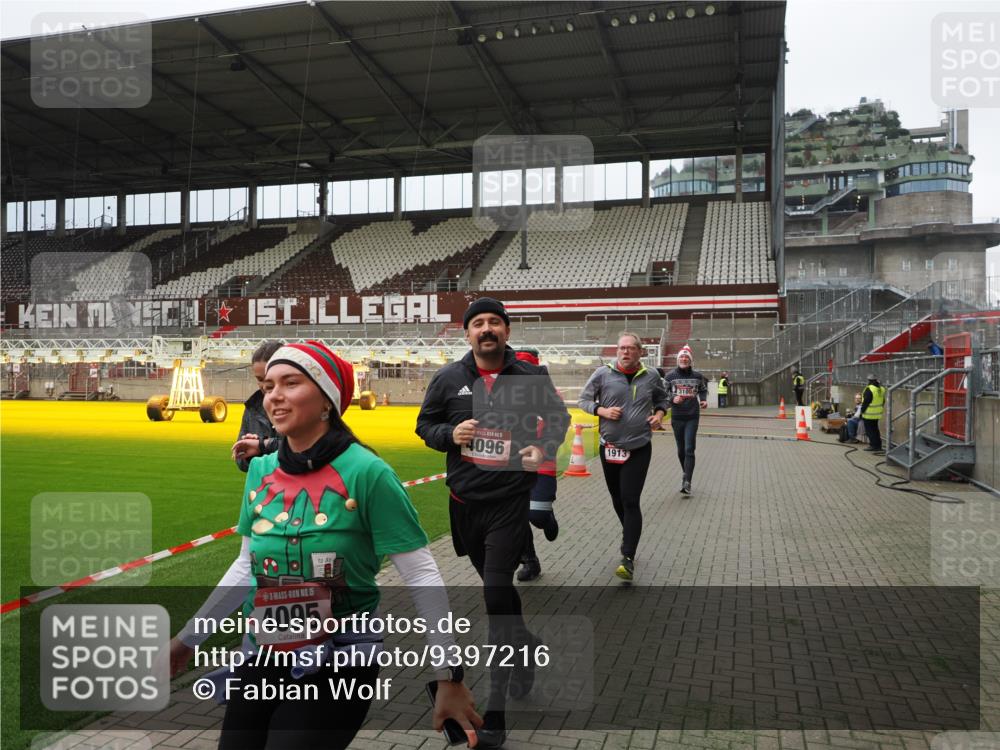 07.12.2025 - St. Pauli X-Mass-Run No. 15 Fabian Wolf http://msf.ph/oto/9397216 07.12.2025 10:43:44 Ziel 74, 84, 559, 706, 1913, 2459, 2487, 2647, 2767, 3100, 3226, 3237, 4095, 4096, 4104 meine-sportfotos.de