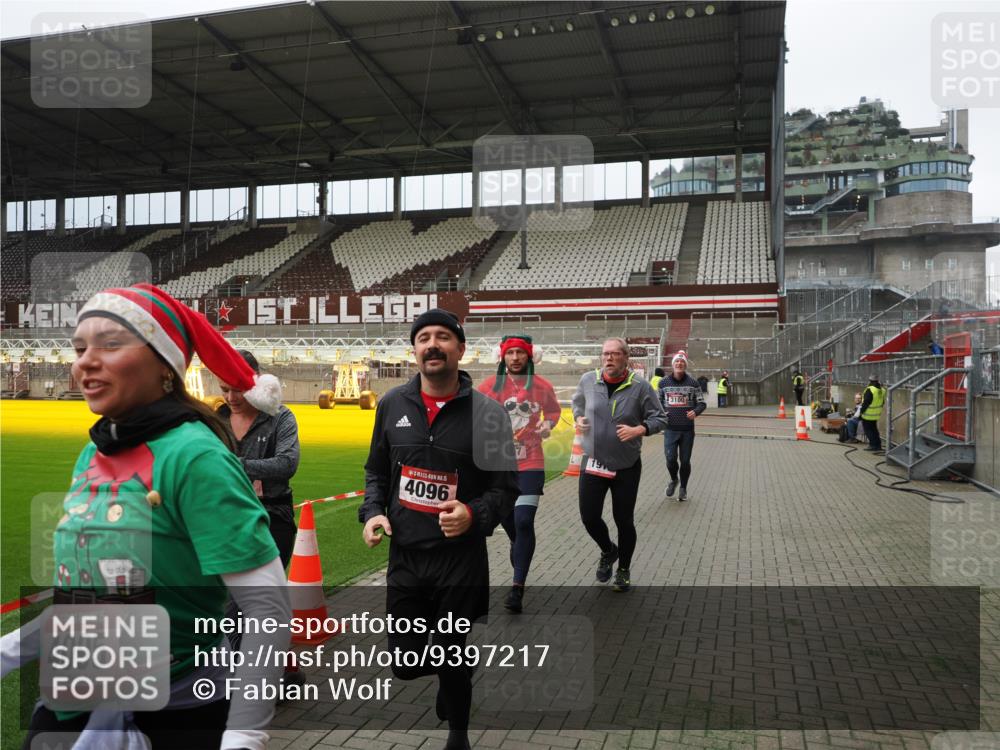 07.12.2025 - St. Pauli X-Mass-Run No. 15 Fabian Wolf http://msf.ph/oto/9397217 07.12.2025 10:43:44 Ziel 74, 84, 559, 706, 1913, 2459, 2487, 2647, 2767, 3100, 3226, 3237, 4095, 4096, 4104 meine-sportfotos.de