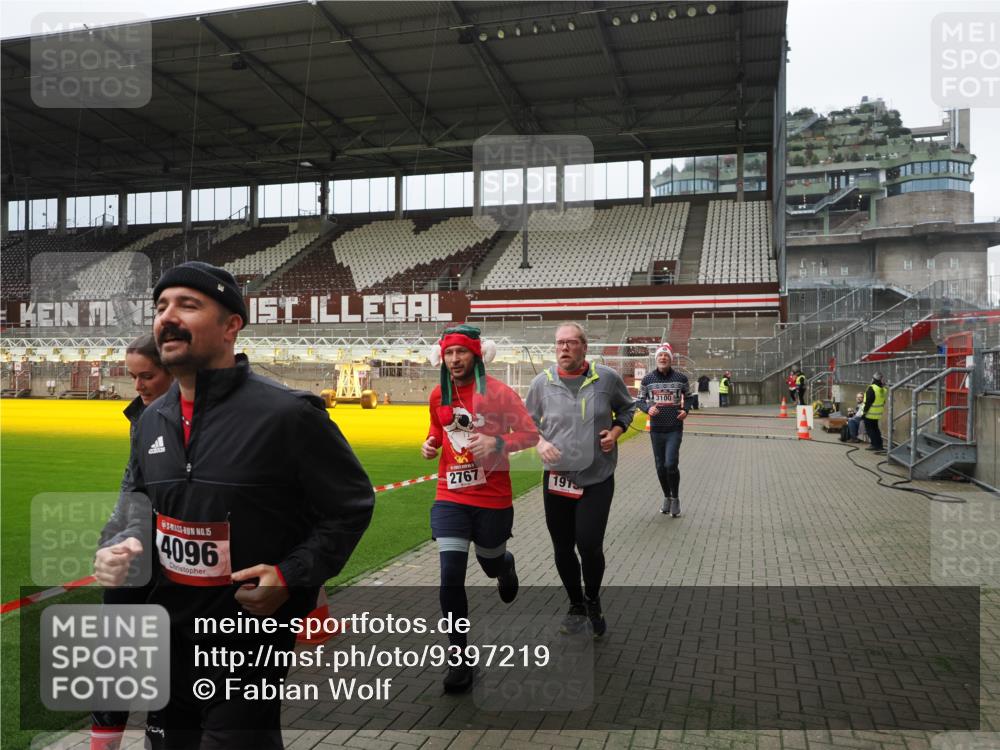 07.12.2025 - St. Pauli X-Mass-Run No. 15 Fabian Wolf http://msf.ph/oto/9397219 07.12.2025 10:43:45 Ziel 74, 84, 559, 706, 1913, 2459, 2487, 2647, 2767, 3100, 4095, 4096, 4104 meine-sportfotos.de
