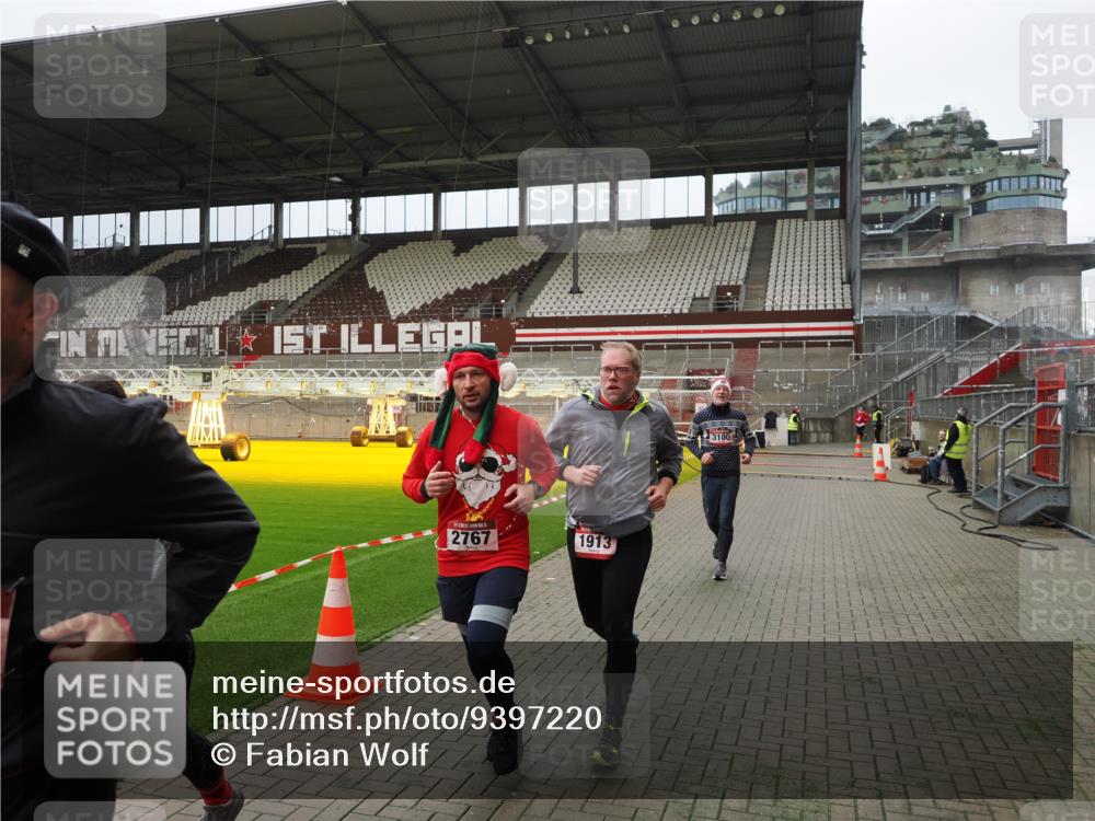 07.12.2025 - St. Pauli X-Mass-Run No. 15 Fabian Wolf http://msf.ph/oto/9397220 07.12.2025 10:43:45 Ziel 74, 84, 559, 706, 1913, 2459, 2487, 2647, 2767, 3100, 4095, 4096, 4104 meine-sportfotos.de