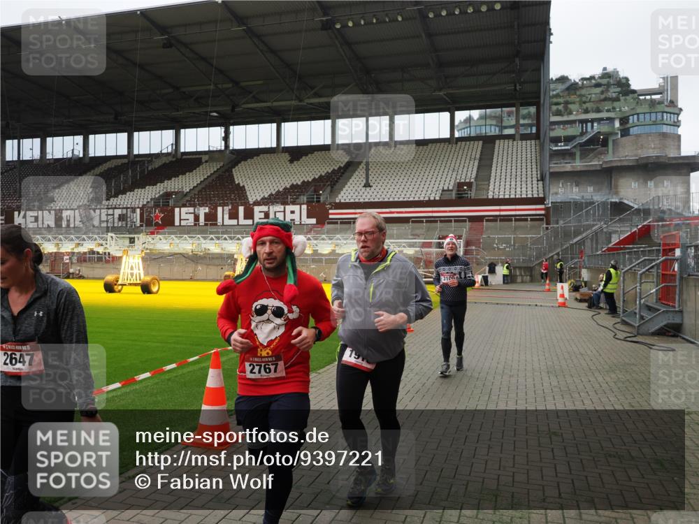 07.12.2025 - St. Pauli X-Mass-Run No. 15 Fabian Wolf http://msf.ph/oto/9397221 07.12.2025 10:43:45 Ziel 74, 84, 559, 706, 1913, 2459, 2487, 2647, 2767, 3100, 4095, 4096, 4104 meine-sportfotos.de