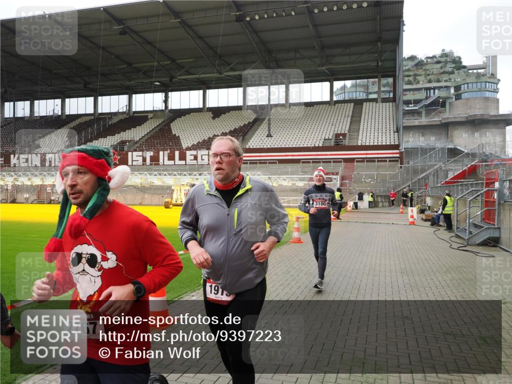07.12.2025 - St. Pauli X-Mass-Run No. 15 Fabian Wolf http://msf.ph/oto/9397223 07.12.2025 10:43:45 Ziel 74, 84, 559, 706, 1913, 2459, 2487, 2647, 2767, 3100, 4095, 4096, 4104 meine-sportfotos.de