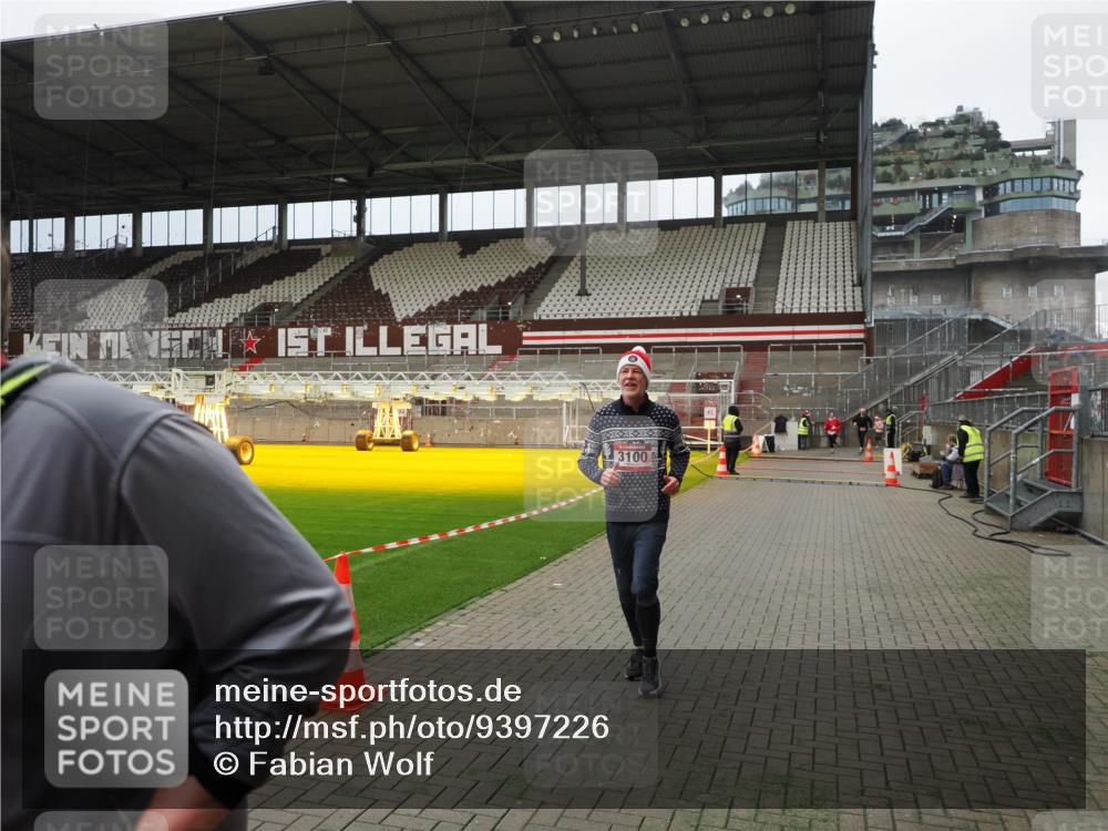 07.12.2025 - St. Pauli X-Mass-Run No. 15 Fabian Wolf http://msf.ph/oto/9397226 07.12.2025 10:43:46 Ziel 74, 84, 706, 1913, 2487, 2647, 2767, 3100, 4095, 4096, 4104 meine-sportfotos.de