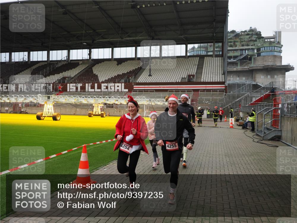 07.12.2025 - St. Pauli X-Mass-Run No. 15 Fabian Wolf http://msf.ph/oto/9397235 07.12.2025 10:43:58 Ziel 32, 179, 2499, 2767, 2950, 2955, 3100, 4254, 4255 meine-sportfotos.de