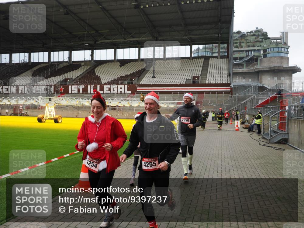 07.12.2025 - St. Pauli X-Mass-Run No. 15 Fabian Wolf http://msf.ph/oto/9397237 07.12.2025 10:43:58 Ziel 32, 179, 2499, 2767, 2950, 2955, 3100, 4254, 4255 meine-sportfotos.de