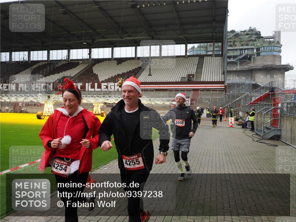 07.12.2025 - St. Pauli X-Mass-Run No. 15 Fabian Wolf http://msf.ph/oto/9397238 07.12.2025 10:43:59 Ziel 32, 179, 1651, 2499, 2950, 2955, 3100, 4254, 4255 meine-sportfotos.de