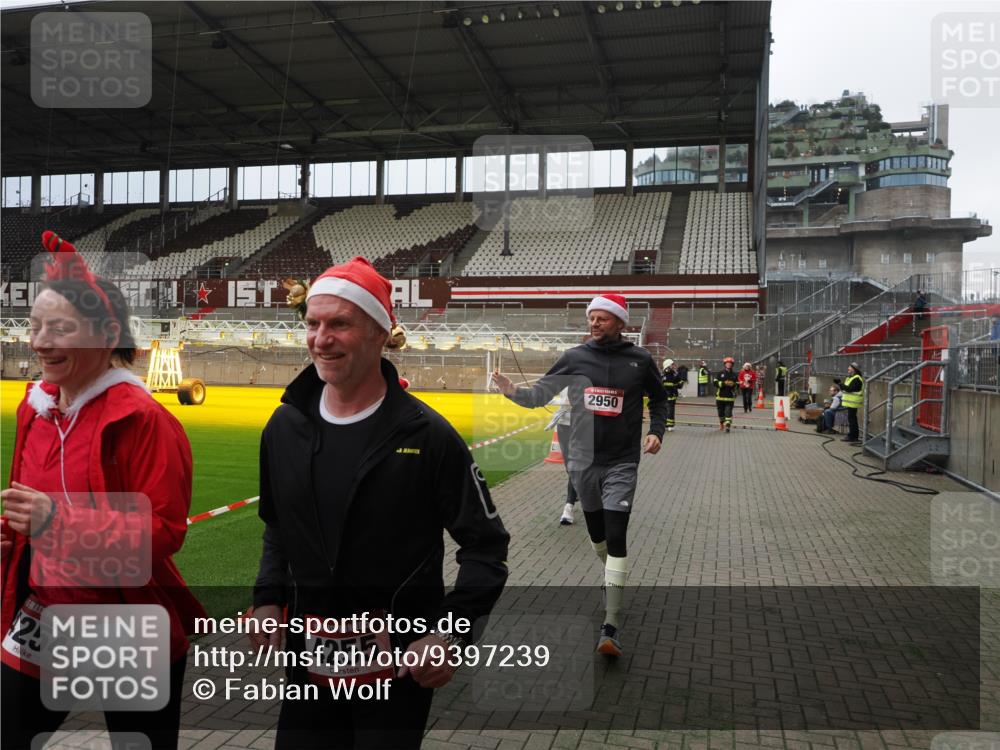 07.12.2025 - St. Pauli X-Mass-Run No. 15 Fabian Wolf http://msf.ph/oto/9397239 07.12.2025 10:43:59 Ziel 32, 179, 1651, 2499, 2950, 2955, 3100, 4254, 4255 meine-sportfotos.de
