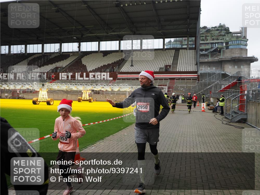 07.12.2025 - St. Pauli X-Mass-Run No. 15 Fabian Wolf http://msf.ph/oto/9397241 07.12.2025 10:43:59 Ziel 32, 179, 1651, 2499, 2950, 2955, 3100, 4254, 4255 meine-sportfotos.de