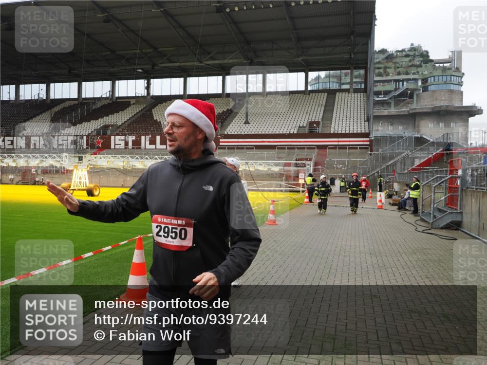 07.12.2025 - St. Pauli X-Mass-Run No. 15 Fabian Wolf http://msf.ph/oto/9397244 07.12.2025 10:44:00 Ziel 32, 179, 1651, 2499, 2950, 2955, 4254, 4255 meine-sportfotos.de
