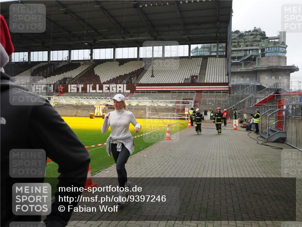 07.12.2025 - St. Pauli X-Mass-Run No. 15 Fabian Wolf http://msf.ph/oto/9397246 07.12.2025 10:44:00 Ziel 32, 179, 1651, 2499, 2950, 2955, 4254, 4255 meine-sportfotos.de
