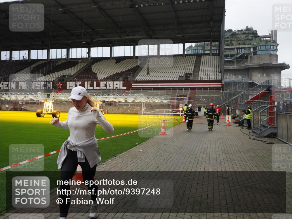 07.12.2025 - St. Pauli X-Mass-Run No. 15 Fabian Wolf http://msf.ph/oto/9397248 07.12.2025 10:44:01 Ziel 32, 179, 1651, 2499, 2950, 2955, 4254, 4255 meine-sportfotos.de