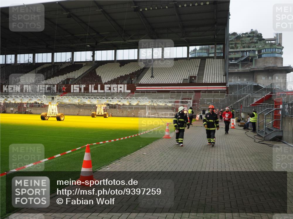 07.12.2025 - St. Pauli X-Mass-Run No. 15 Fabian Wolf http://msf.ph/oto/9397259 07.12.2025 10:44:04 Ziel 32, 179, 1651, 2499, 2950, 2955, 3012, 4254, 4255 meine-sportfotos.de
