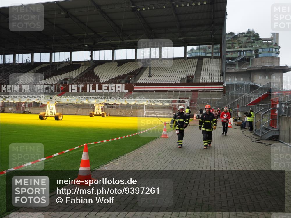 07.12.2025 - St. Pauli X-Mass-Run No. 15 Fabian Wolf http://msf.ph/oto/9397261 07.12.2025 10:44:04 Ziel 32, 179, 1651, 2499, 2950, 2955, 3012, 4254, 4255 meine-sportfotos.de