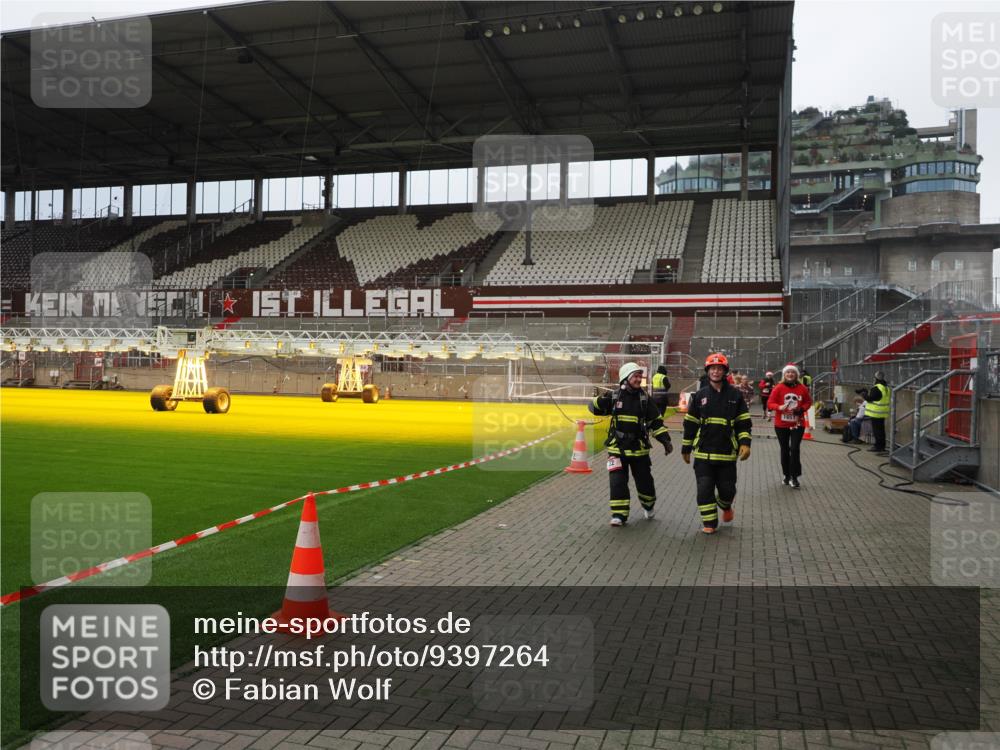 07.12.2025 - St. Pauli X-Mass-Run No. 15 Fabian Wolf http://msf.ph/oto/9397264 07.12.2025 10:44:06 Ziel 32, 179, 1651, 2499, 2950, 2955, 3012, 4254, 4255 meine-sportfotos.de