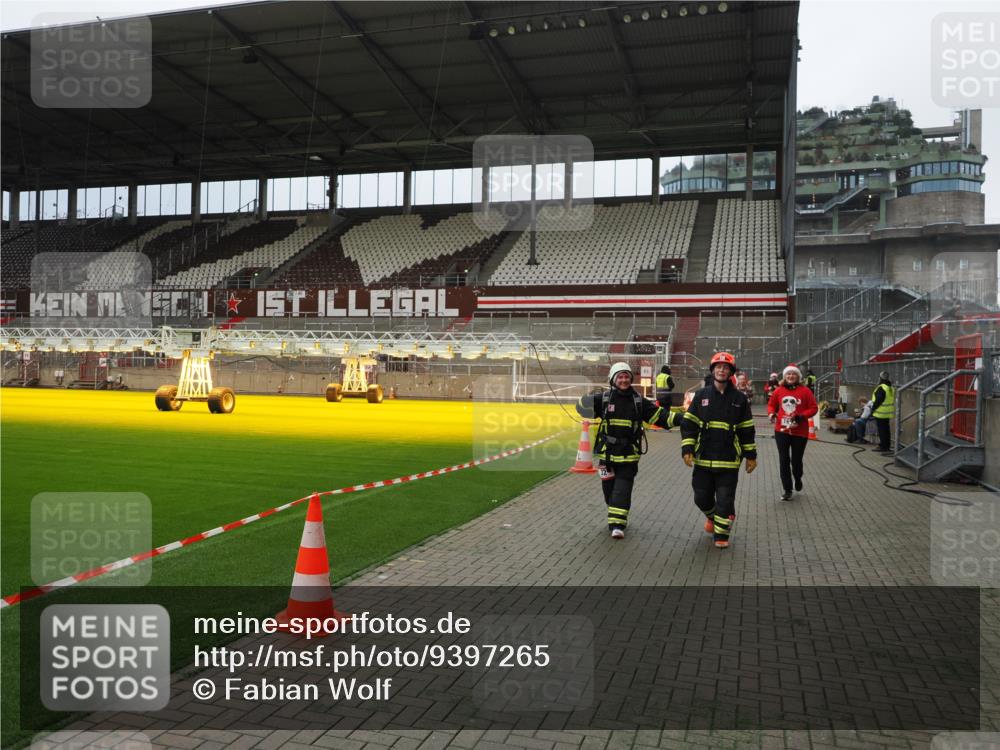 07.12.2025 - St. Pauli X-Mass-Run No. 15 Fabian Wolf http://msf.ph/oto/9397265 07.12.2025 10:44:06 Ziel 32, 179, 1651, 2499, 2950, 2955, 3012, 4254, 4255 meine-sportfotos.de