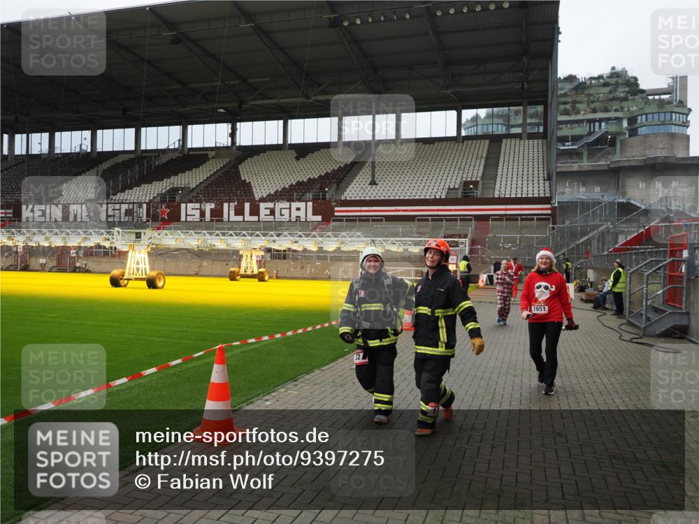 07.12.2025 - St. Pauli X-Mass-Run No. 15 Fabian Wolf http://msf.ph/oto/9397275 07.12.2025 10:44:08 Ziel 32, 179, 1651, 1947, 1948, 2499, 2950, 2955, 3012, 4254, 4255 meine-sportfotos.de