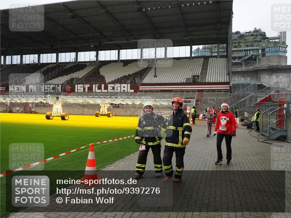 07.12.2025 - St. Pauli X-Mass-Run No. 15 Fabian Wolf http://msf.ph/oto/9397276 07.12.2025 10:44:08 Ziel 32, 179, 1651, 1947, 1948, 2499, 2950, 2955, 3012, 4254, 4255 meine-sportfotos.de