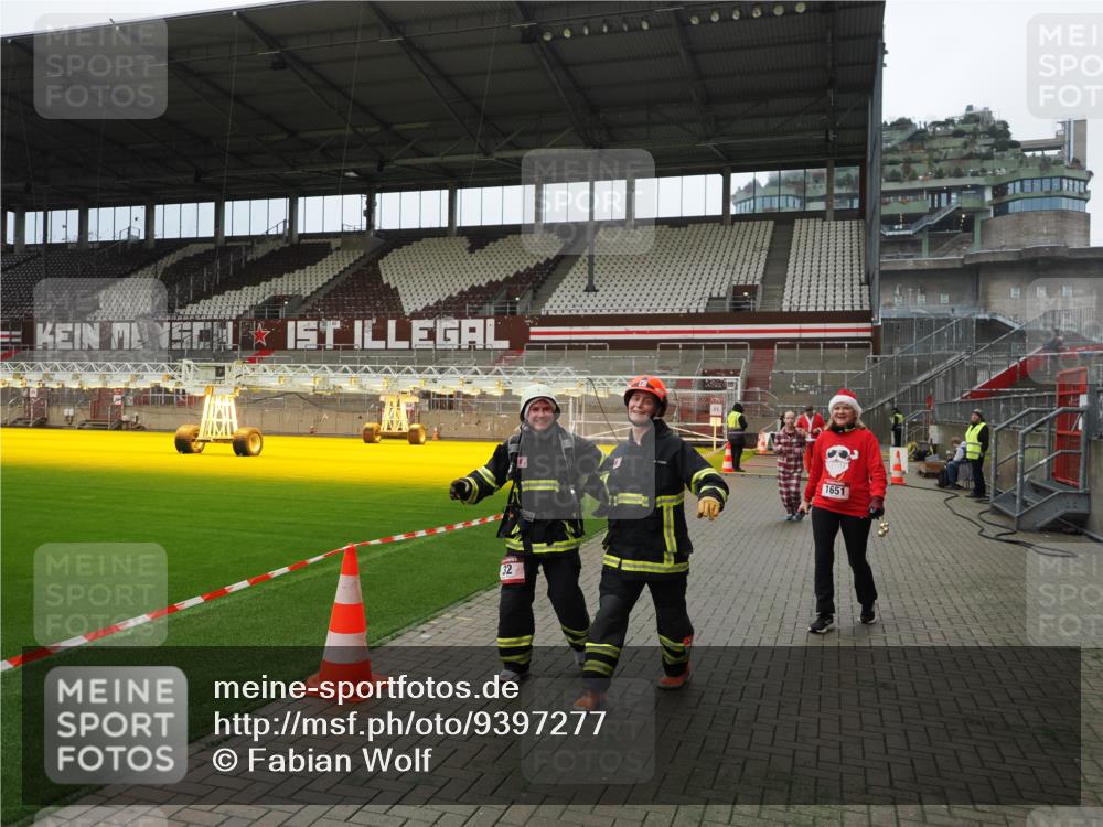 07.12.2025 - St. Pauli X-Mass-Run No. 15 Fabian Wolf http://msf.ph/oto/9397277 07.12.2025 10:44:08 Ziel 32, 179, 1651, 1947, 1948, 2499, 2950, 2955, 3012, 4254, 4255 meine-sportfotos.de