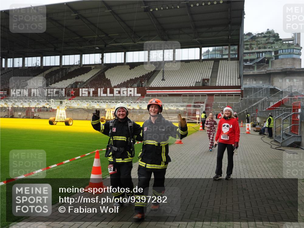 07.12.2025 - St. Pauli X-Mass-Run No. 15 Fabian Wolf http://msf.ph/oto/9397282 07.12.2025 10:44:09 Ziel 32, 179, 1651, 1947, 1948, 2499, 2950, 2955, 3012, 4254, 4255 meine-sportfotos.de