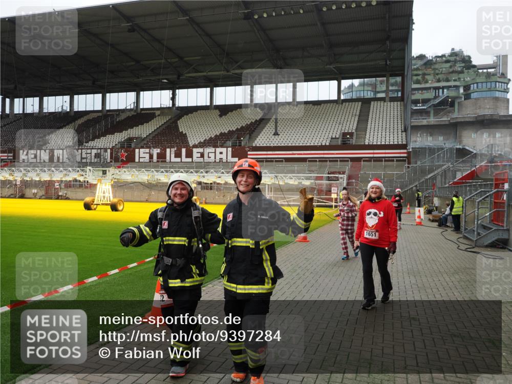 07.12.2025 - St. Pauli X-Mass-Run No. 15 Fabian Wolf http://msf.ph/oto/9397284 07.12.2025 10:44:10 Ziel 32, 179, 1651, 1947, 1948, 2499, 2950, 2955, 3012, 4254, 4255 meine-sportfotos.de