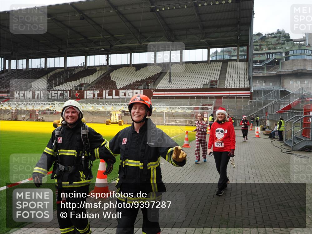 07.12.2025 - St. Pauli X-Mass-Run No. 15 Fabian Wolf http://msf.ph/oto/9397287 07.12.2025 10:44:10 Ziel 32, 179, 1651, 1947, 1948, 2499, 2950, 2955, 3012, 4254, 4255 meine-sportfotos.de