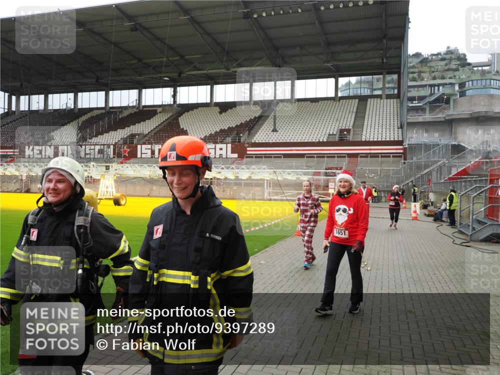 07.12.2025 - St. Pauli X-Mass-Run No. 15 Fabian Wolf http://msf.ph/oto/9397289 07.12.2025 10:44:11 Ziel 32, 179, 1651, 1947, 1948, 2499, 2950, 2955, 3012 meine-sportfotos.de