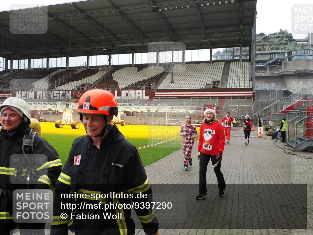 07.12.2025 - St. Pauli X-Mass-Run No. 15 Fabian Wolf http://msf.ph/oto/9397290 07.12.2025 10:44:11 Ziel 32, 179, 1651, 1947, 1948, 2499, 2950, 2955, 3012 meine-sportfotos.de