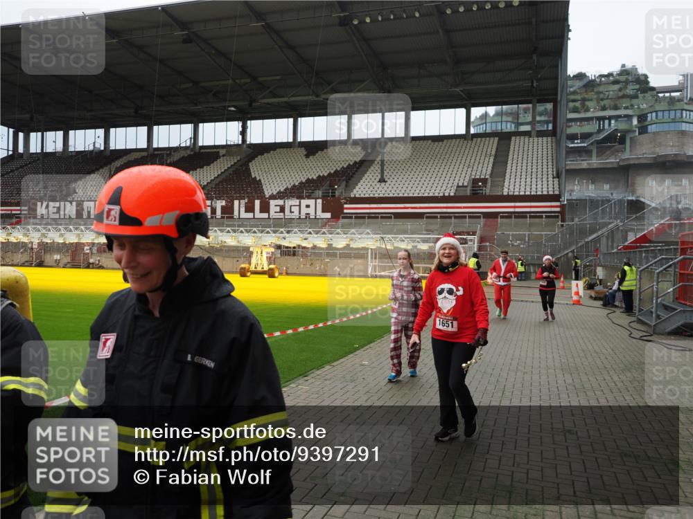 07.12.2025 - St. Pauli X-Mass-Run No. 15 Fabian Wolf http://msf.ph/oto/9397291 07.12.2025 10:44:11 Ziel 32, 179, 1651, 1947, 1948, 2499, 2950, 2955, 3012 meine-sportfotos.de