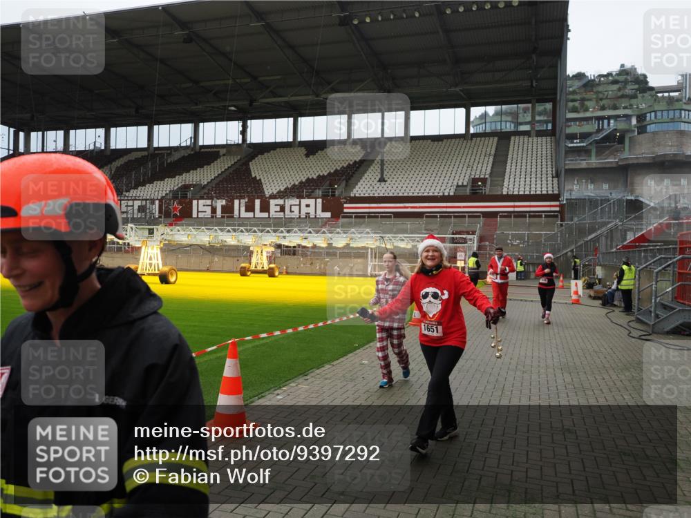 07.12.2025 - St. Pauli X-Mass-Run No. 15 Fabian Wolf http://msf.ph/oto/9397292 07.12.2025 10:44:11 Ziel 32, 179, 1651, 1947, 1948, 2499, 2950, 2955, 3012 meine-sportfotos.de