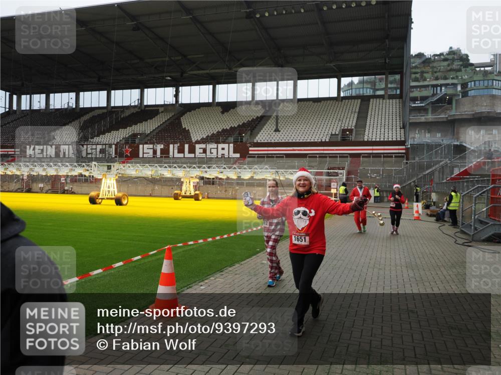 07.12.2025 - St. Pauli X-Mass-Run No. 15 Fabian Wolf http://msf.ph/oto/9397293 07.12.2025 10:44:12 Ziel 32, 179, 1651, 1947, 1948, 2499, 3012 meine-sportfotos.de