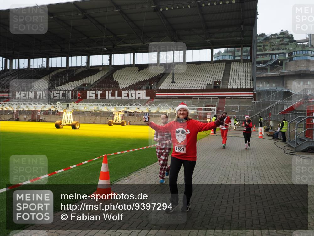07.12.2025 - St. Pauli X-Mass-Run No. 15 Fabian Wolf http://msf.ph/oto/9397294 07.12.2025 10:44:12 Ziel 32, 179, 1651, 1947, 1948, 2499, 3012 meine-sportfotos.de