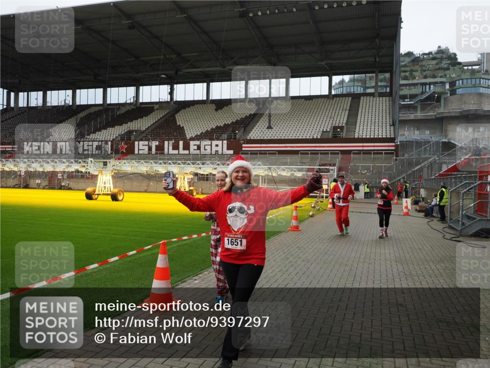 07.12.2025 - St. Pauli X-Mass-Run No. 15 Fabian Wolf http://msf.ph/oto/9397297 07.12.2025 10:44:12 Ziel 32, 179, 1651, 1947, 1948, 2499, 3012 meine-sportfotos.de