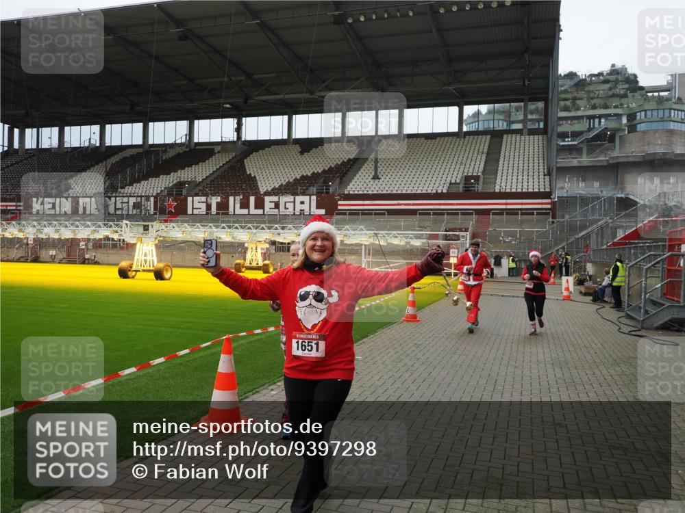 07.12.2025 - St. Pauli X-Mass-Run No. 15 Fabian Wolf http://msf.ph/oto/9397298 07.12.2025 10:44:13 Ziel 32, 179, 1651, 1947, 1948, 2499, 3012 meine-sportfotos.de
