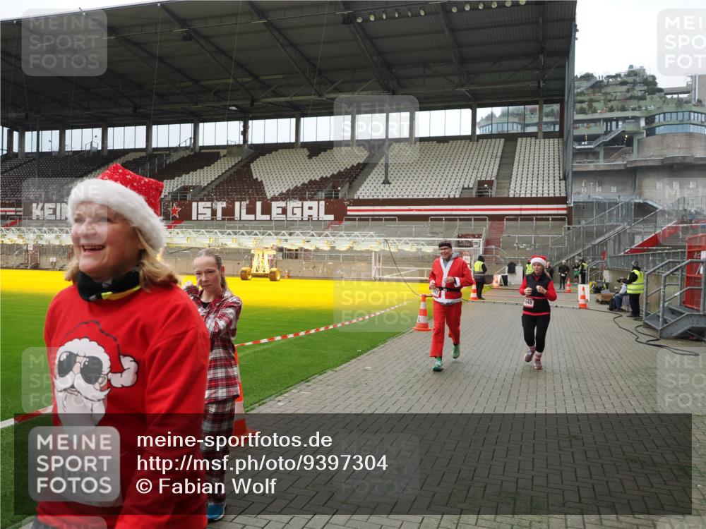 07.12.2025 - St. Pauli X-Mass-Run No. 15 Fabian Wolf http://msf.ph/oto/9397304 07.12.2025 10:44:14 Ziel 32, 179, 1651, 1947, 1948, 3012 meine-sportfotos.de