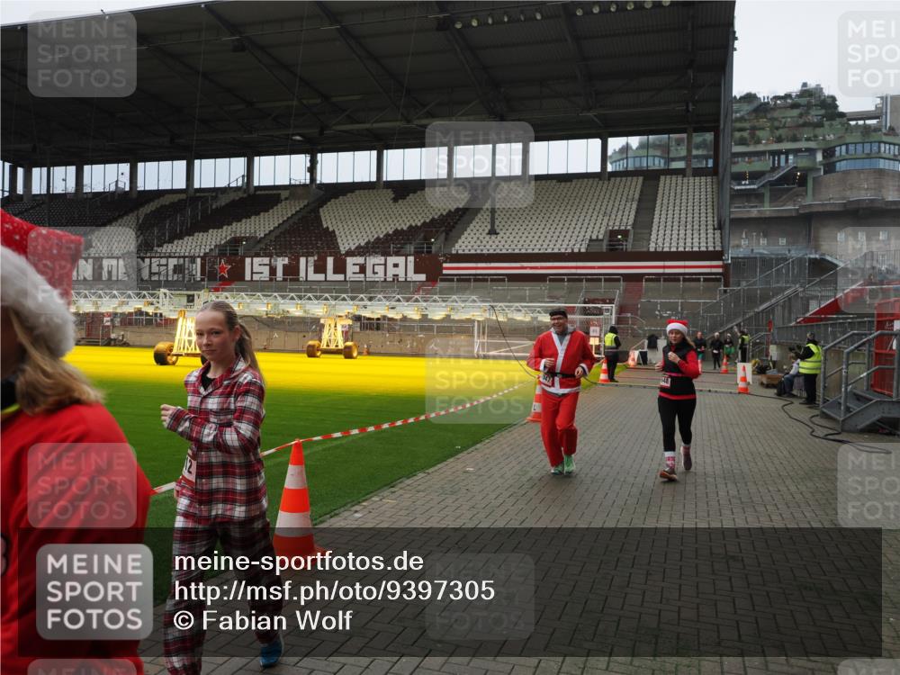 07.12.2025 - St. Pauli X-Mass-Run No. 15 Fabian Wolf http://msf.ph/oto/9397305 07.12.2025 10:44:14 Ziel 32, 179, 1651, 1947, 1948, 3012 meine-sportfotos.de