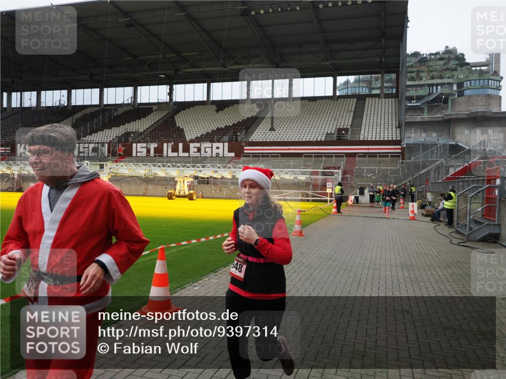07.12.2025 - St. Pauli X-Mass-Run No. 15 Fabian Wolf http://msf.ph/oto/9397314 07.12.2025 10:44:16 Ziel 32, 179, 1089, 1651, 1947, 1948, 3012 meine-sportfotos.de