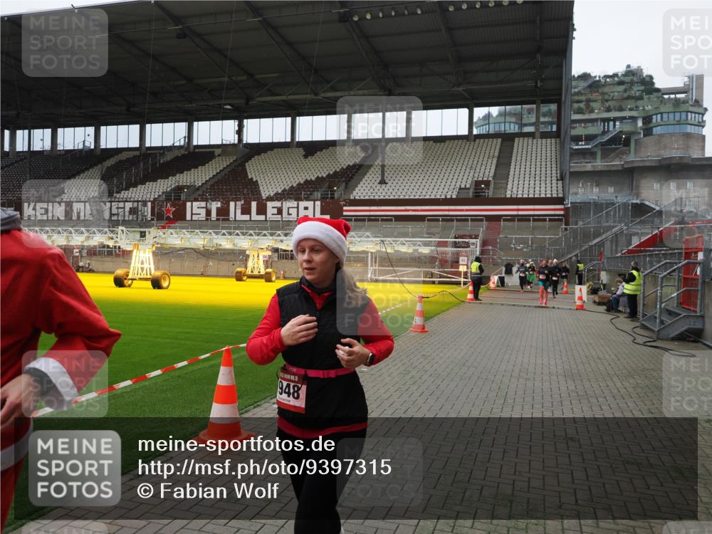 07.12.2025 - St. Pauli X-Mass-Run No. 15 Fabian Wolf http://msf.ph/oto/9397315 07.12.2025 10:44:17 Ziel 179, 1089, 1651, 1947, 1948, 2357, 2359, 3012 meine-sportfotos.de