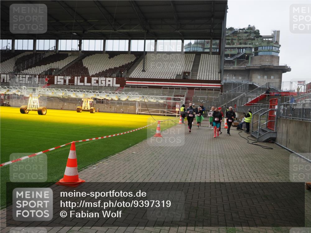 07.12.2025 - St. Pauli X-Mass-Run No. 15 Fabian Wolf http://msf.ph/oto/9397319 07.12.2025 10:44:21 Ziel 220, 571, 1051, 1059, 1060, 1089, 1421, 1947, 1948, 2357, 2359, 3012 meine-sportfotos.de